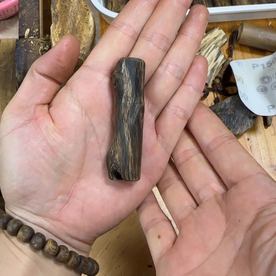 吊坠沉香奇楠沉香（接近沉水高油脂树钉虫漏）素牌吊坠10.5克