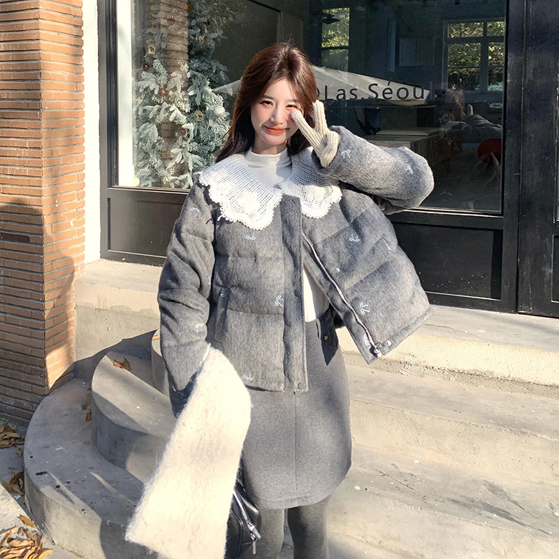 灰色蕾丝娃娃领羽绒服女冬季2024新款甜美小个子短款面包服爆款