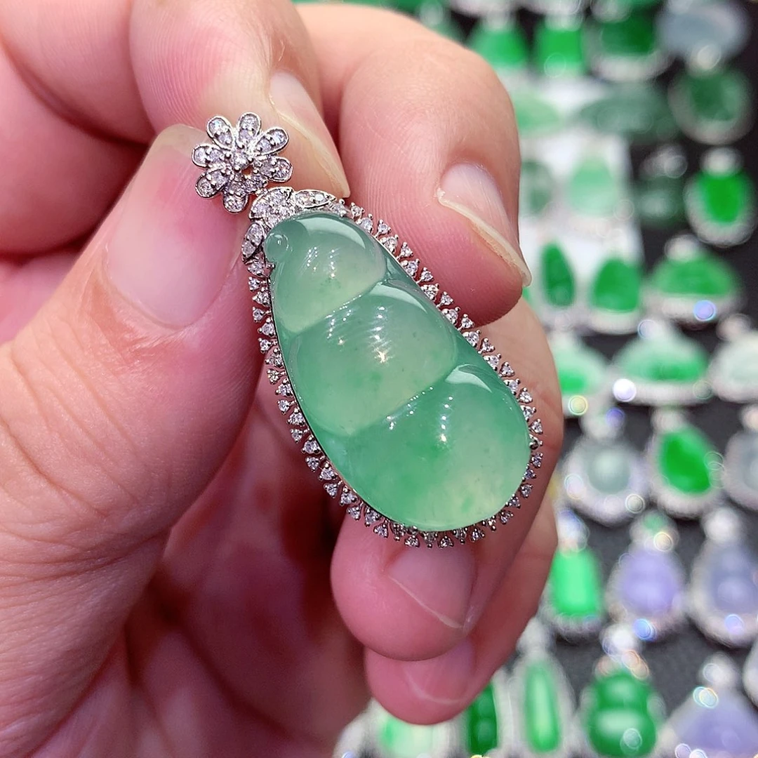 翡翠18K金镶嵌颈饰豆子