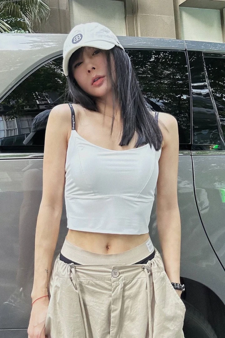 2677 | 英文字母吊带爽滑超弹裸感美背