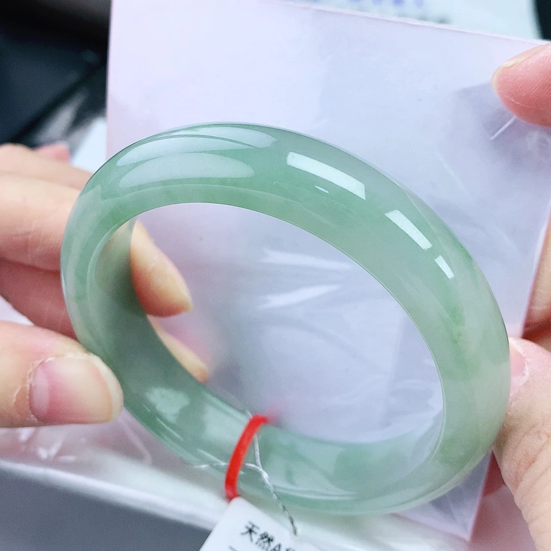 翡翠手镯未镶嵌55圈