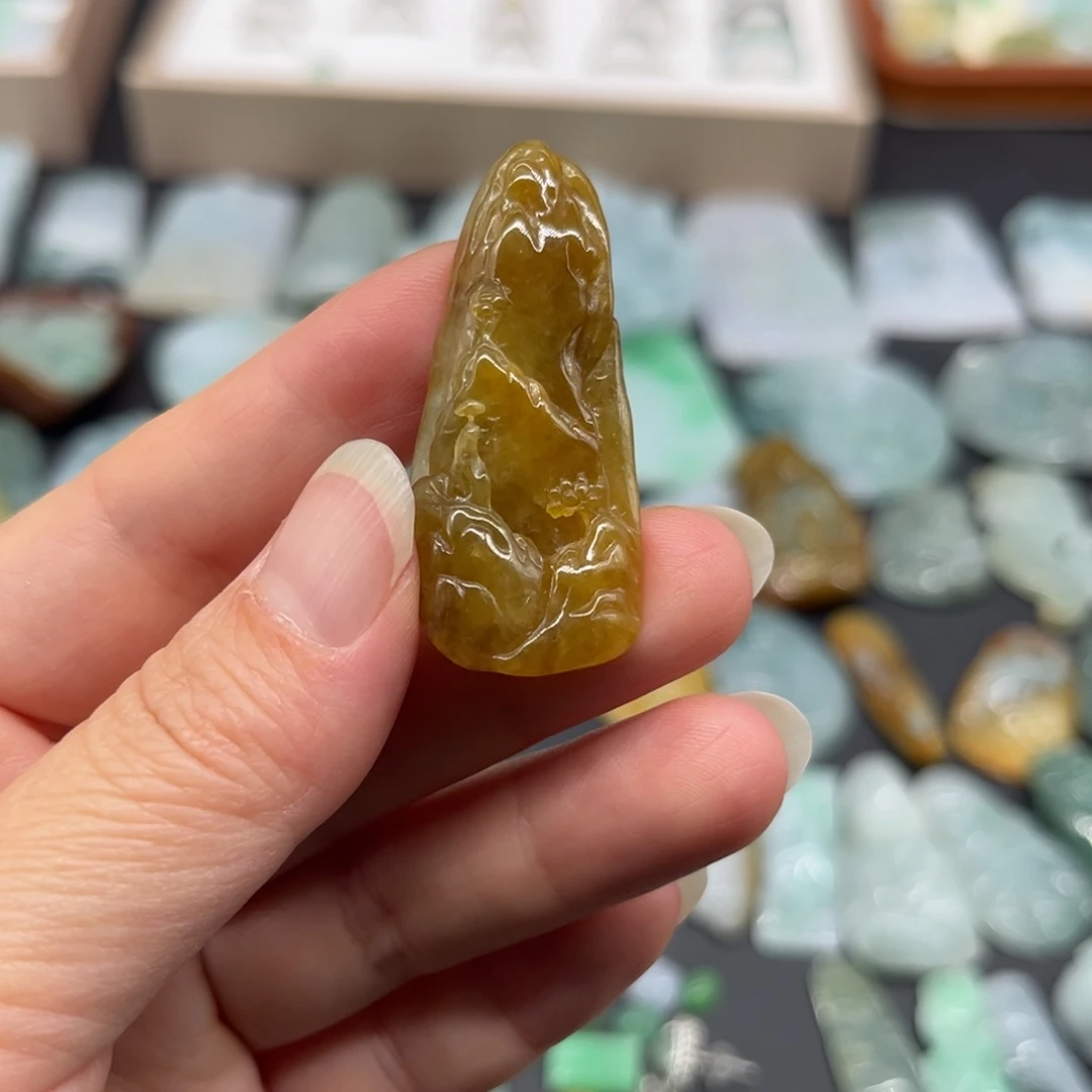 翡翠未镶嵌颈饰山水