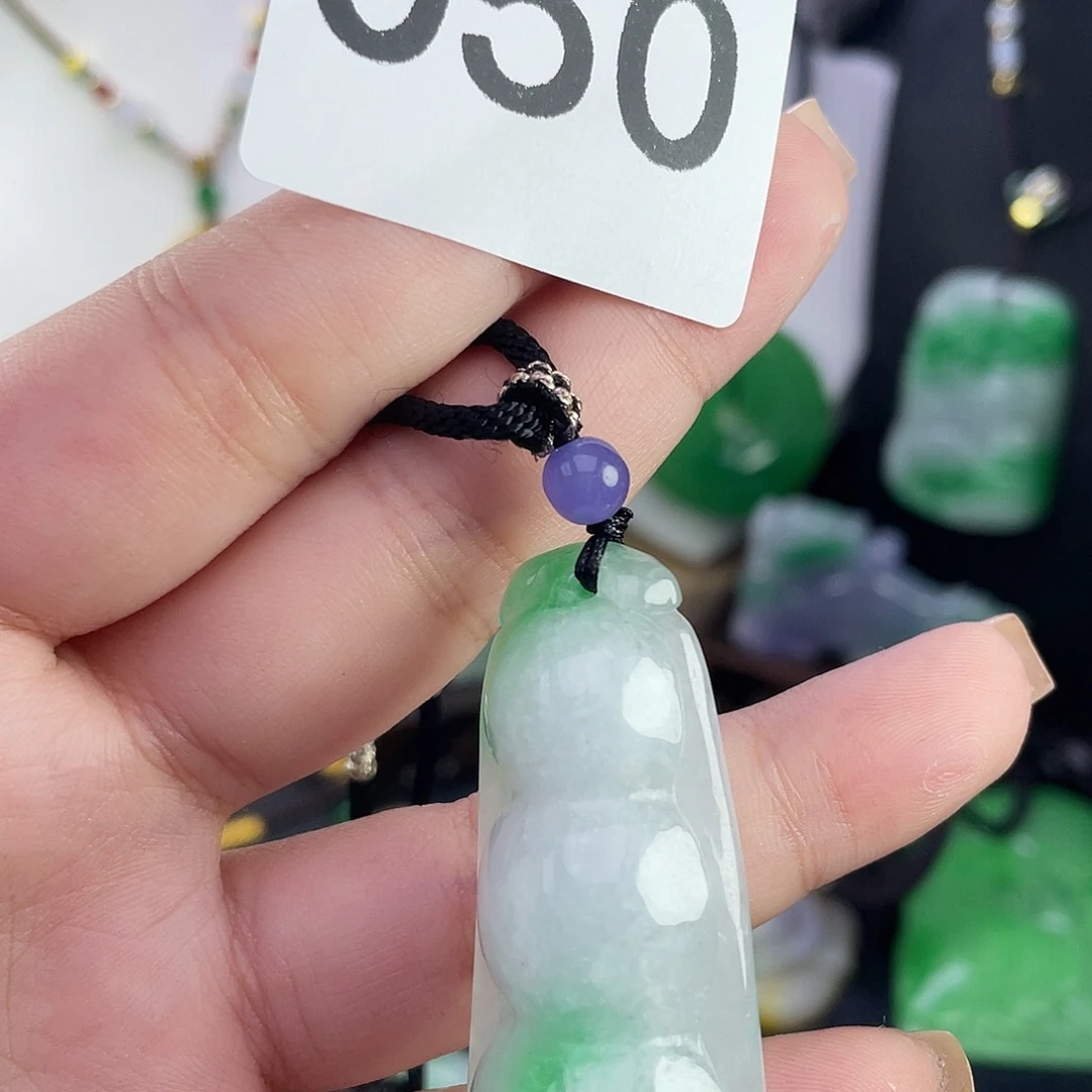 翡翠未镶嵌吊坠(赠链)