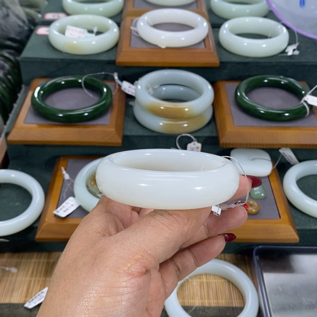 和田玉手镯未镶嵌