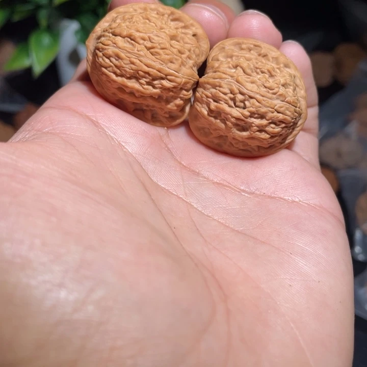 文玩核桃吊坠32密纹，有瑕疵