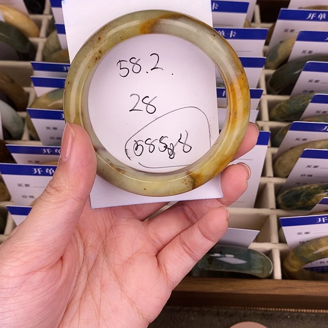 蛇纹石玉手镯未镶嵌