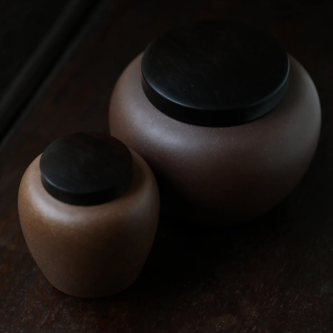 集物华福利竞拍 I 紫砂茶叶罐两个（大：高8.5 盖8 小：高7.5 盖4.7）