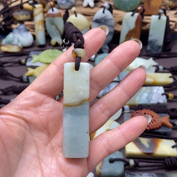 蛇纹石玉未镶嵌颈饰