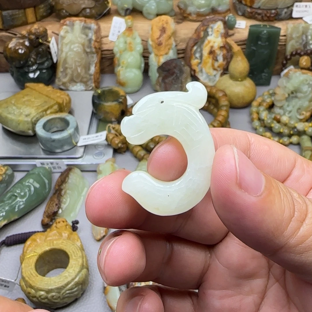 岫岩老玉（透闪石质玉）未镶嵌珠宝奇石