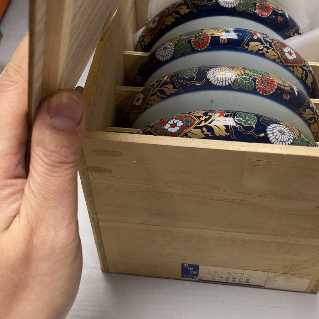 瓷片一****行密密麻麻地排列着一个