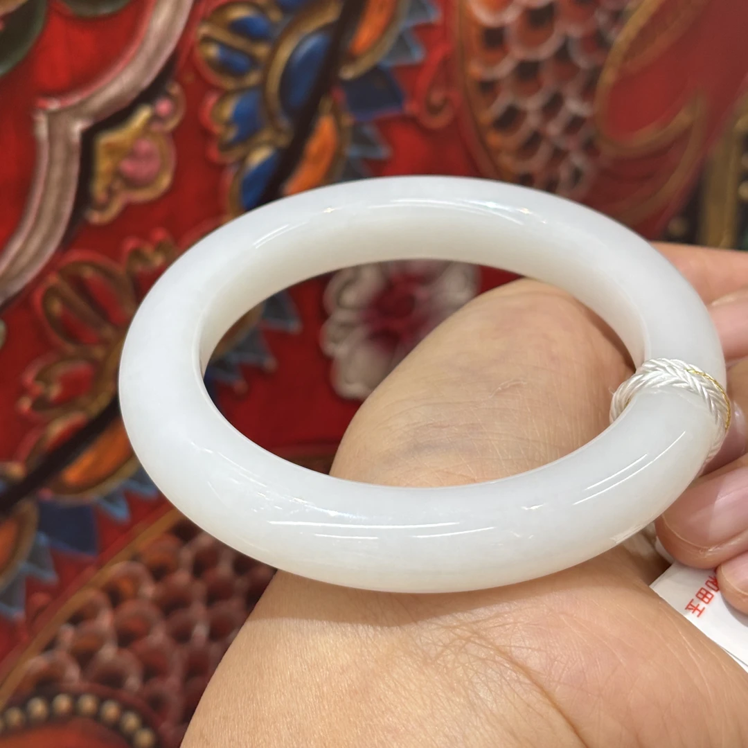 102507wt  和田玉俄料羊脂白玉手镯58圈口70.03g