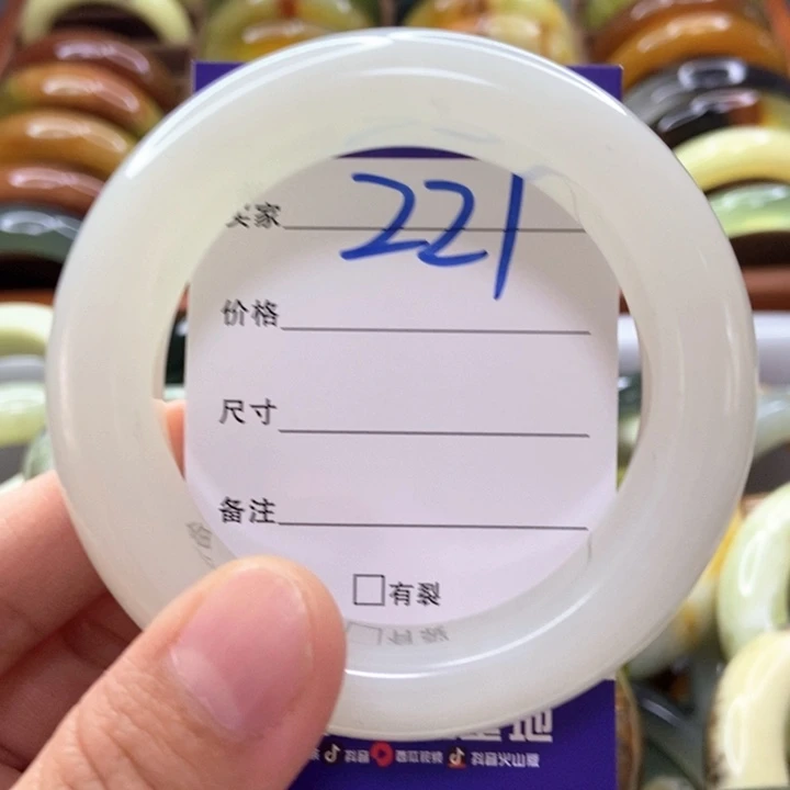 卿***许蛇纹石玉未镶嵌手镯