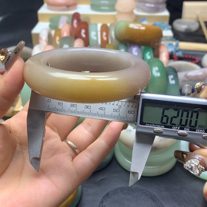 未镶嵌手镯石英质玉