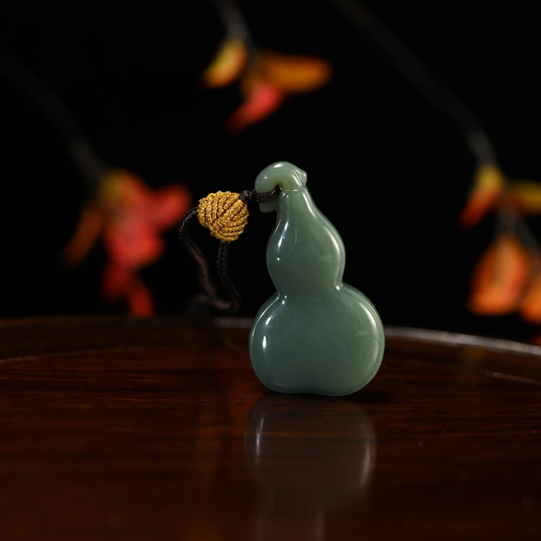 Lot8816 25YU109146和田玉鸭蛋青葫芦挂件/匡时