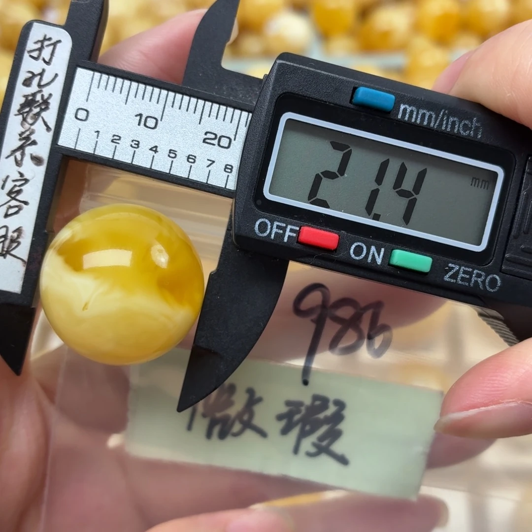 冢***虎蜜蜡未镶嵌裸石微瑕