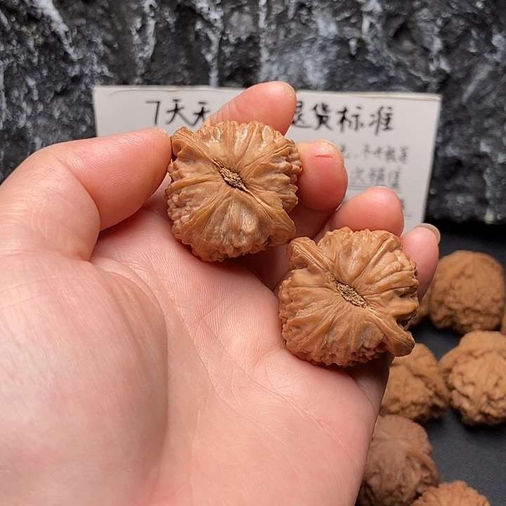 v***p吊坠文玩核桃39.5球体白狮子