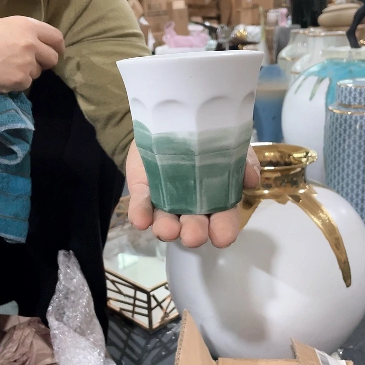 陶瓷花瓶，茶杯、茶具。2