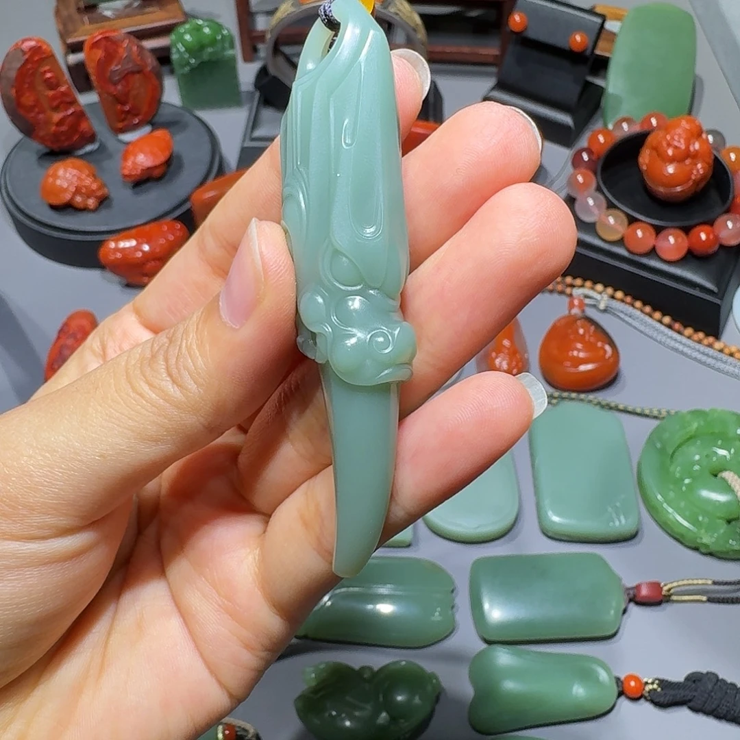 颈饰未镶嵌和田玉（碧玉）龙牙