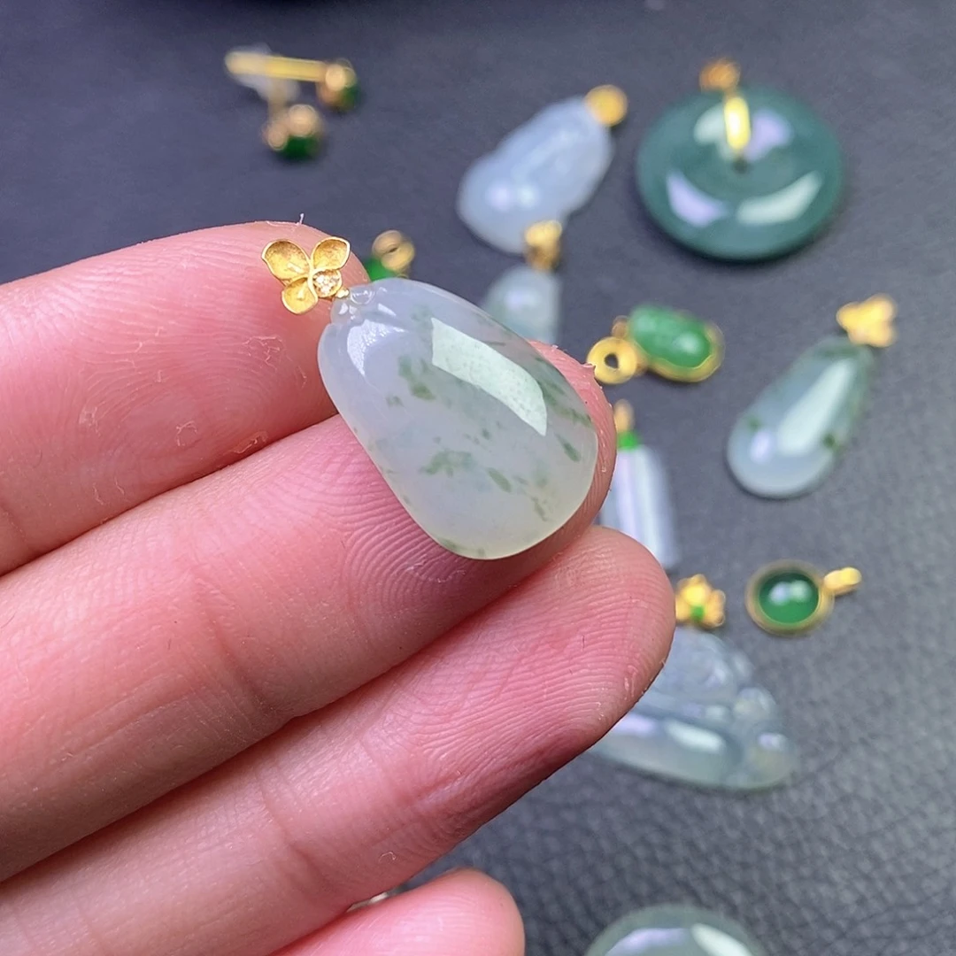 颈饰18K金镶嵌翡翠