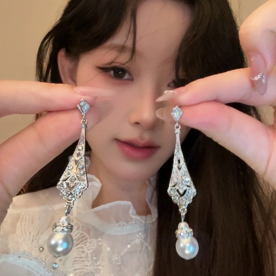 合金耳饰 银钻珍珠垂帘耳钉时尚轻奢个性气质耳饰新款超仙耳饰