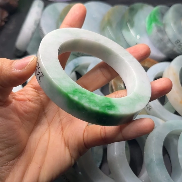 定制翡翠未镶嵌翡翠手镯