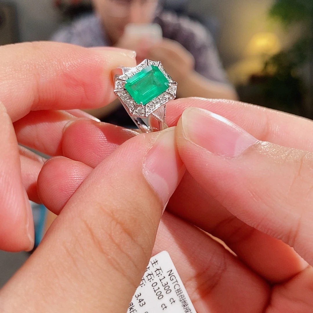 戒指18K金镶嵌祖母绿Ngtc1.3ct