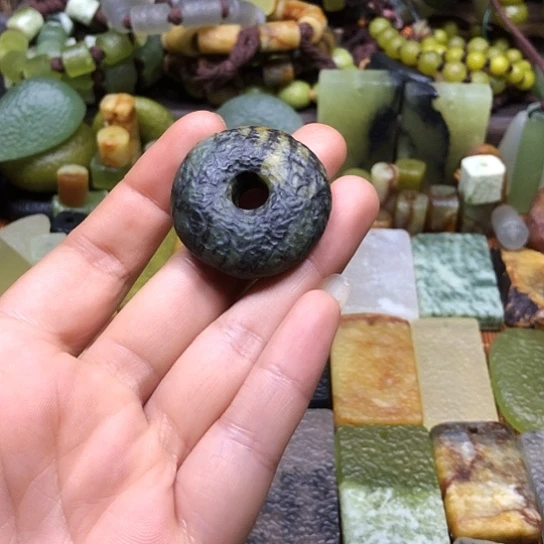 岫玉未镶嵌颈饰岫