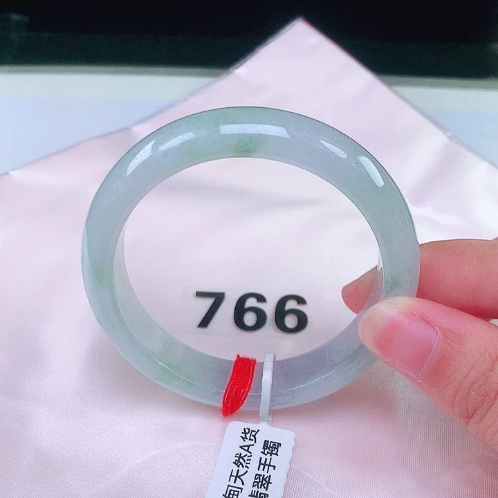 翡翠手镯未镶嵌翡翠手镯