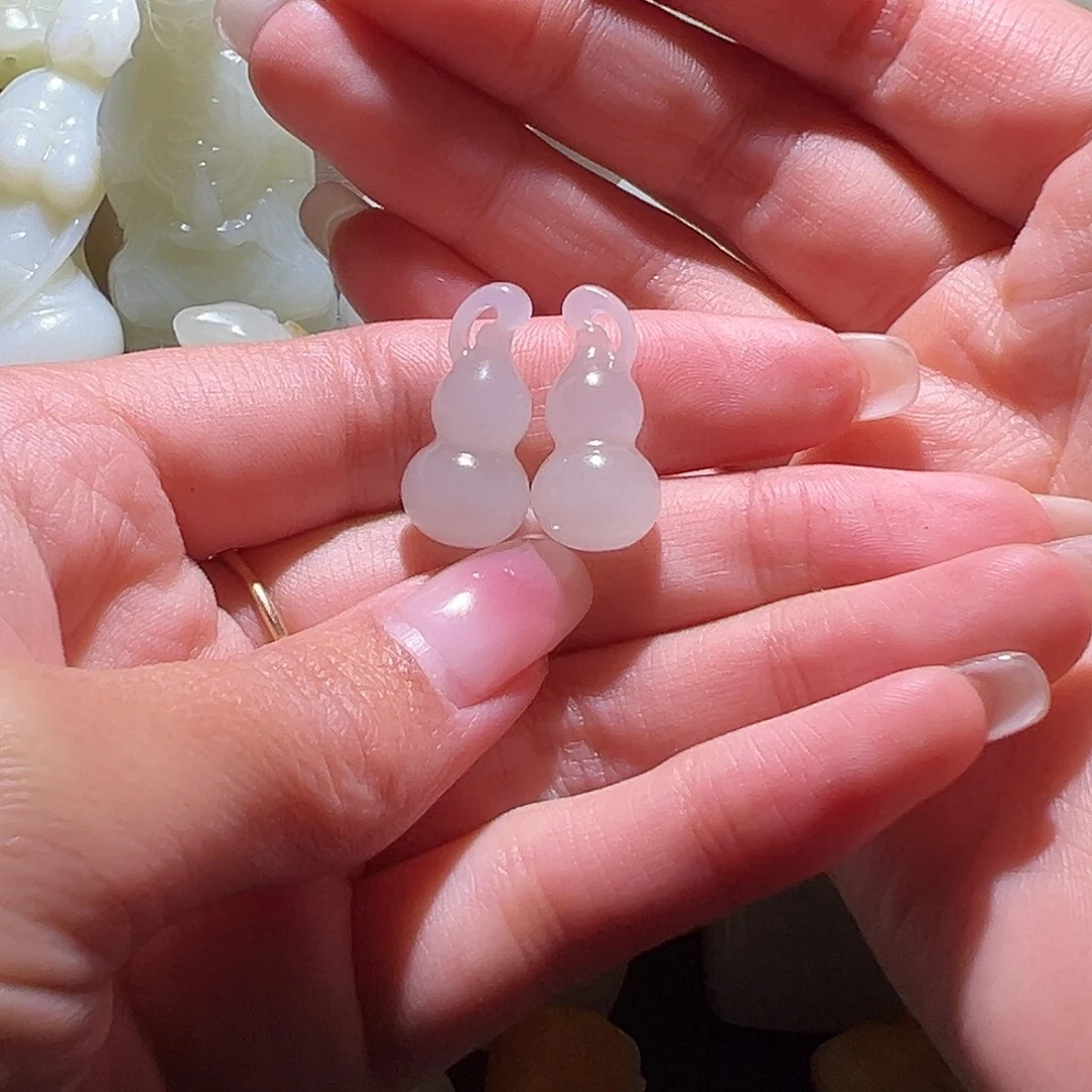 孙***然和田玉未镶嵌颈饰