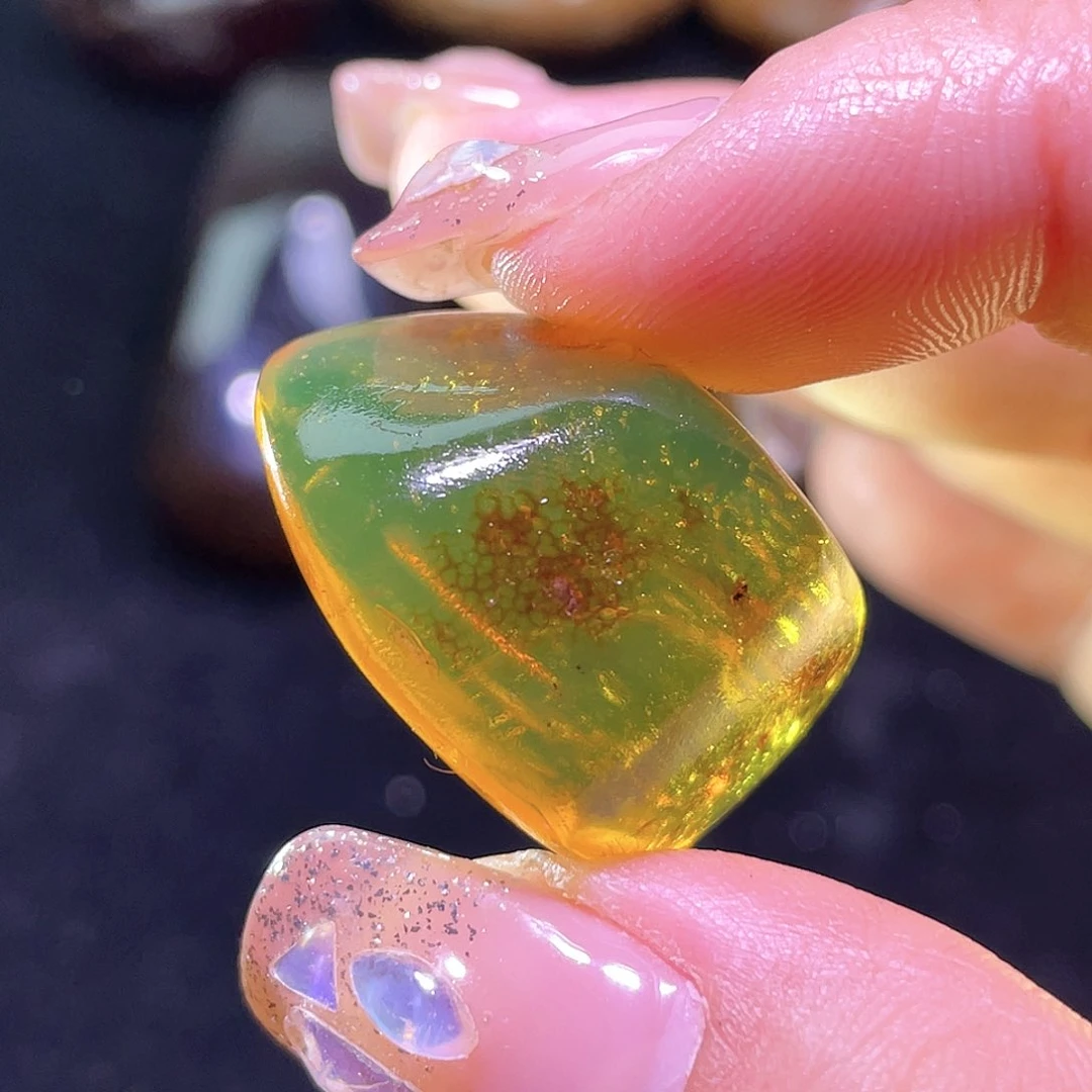 琥珀裸石未镶嵌。