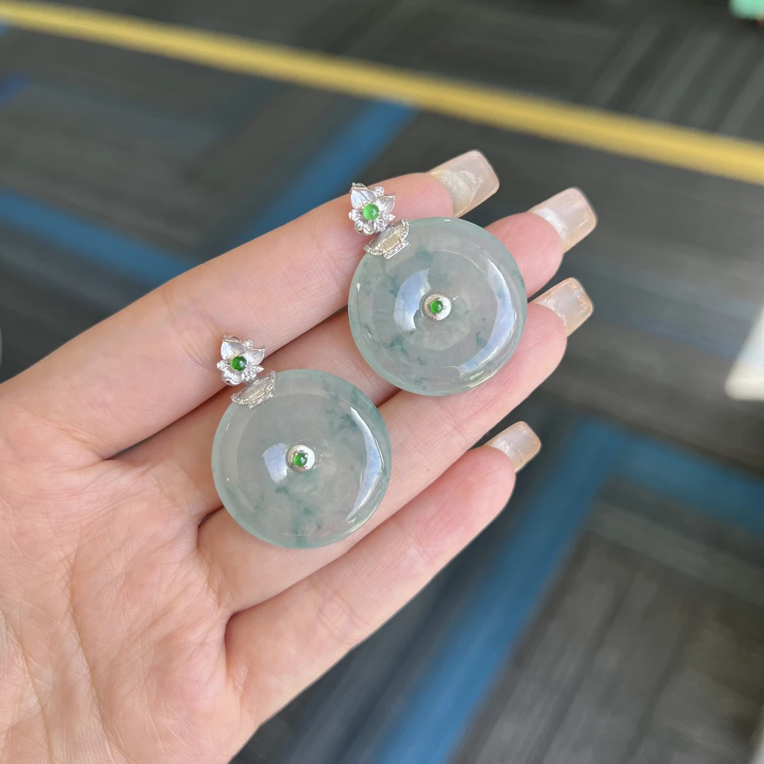 【云上好物】DS56484 18k金镶嵌翡翠吊坠 多样性发其一-26x5mm（WJ）