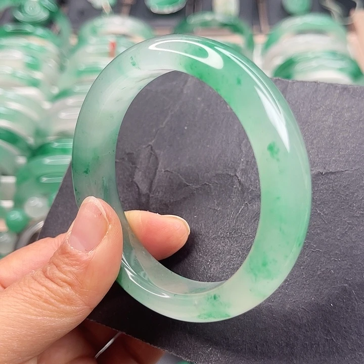 未镶嵌手镯石英质玉