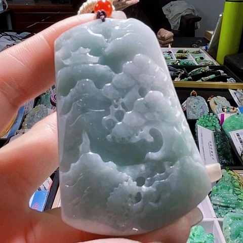 翡翠未镶嵌颈饰一个