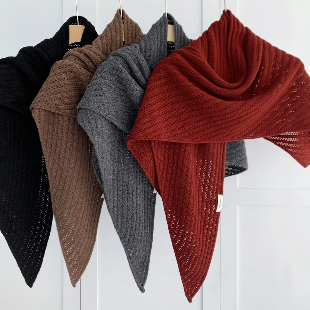 新款2025轻奢复古100%纯羊毛针织镂空三角披肩女秋冬保暖外搭围巾
