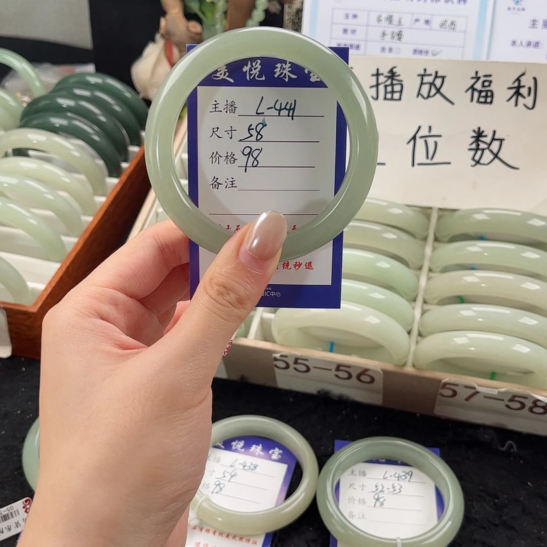 未镶嵌手镯石英质玉