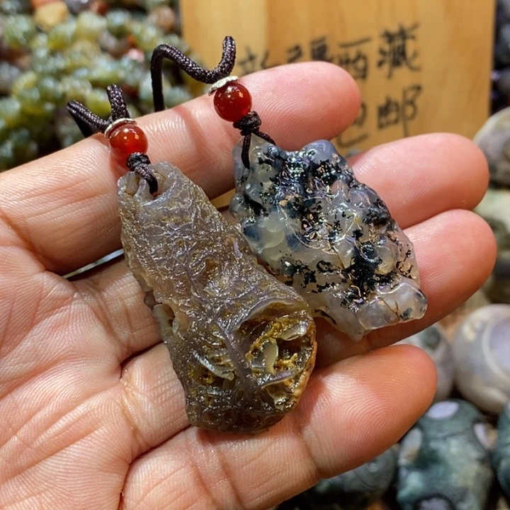 只买单纯的吊坠，没带链子，属的性质。戈壁石