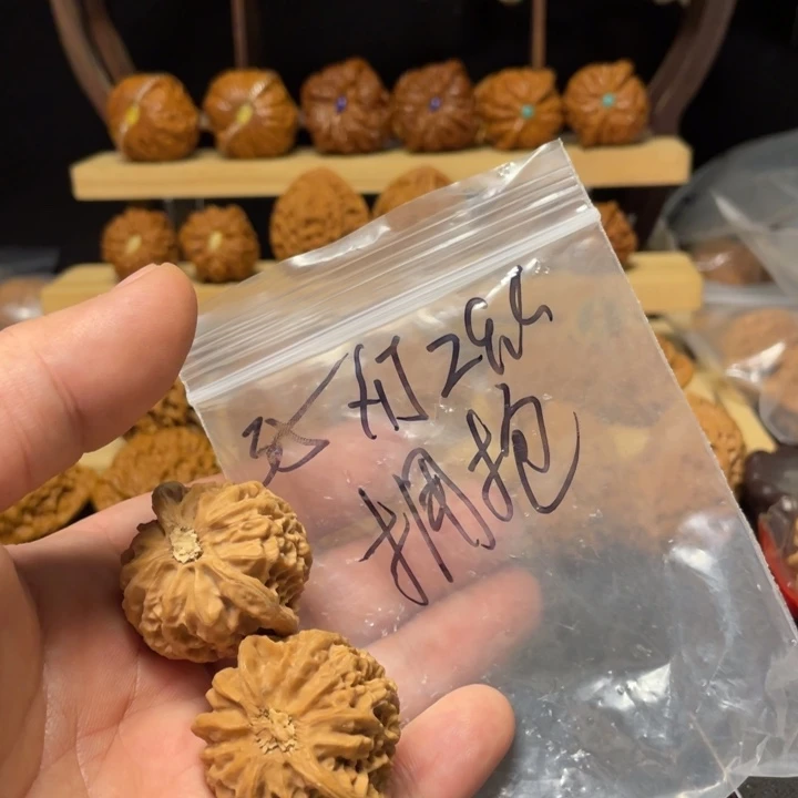 拥***乐文玩核桃把件宫灯