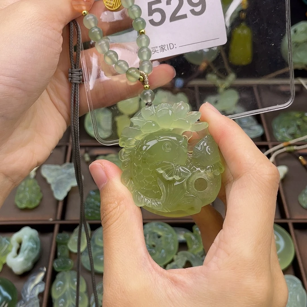 蜜***赞蛇纹石玉未镶嵌颈饰