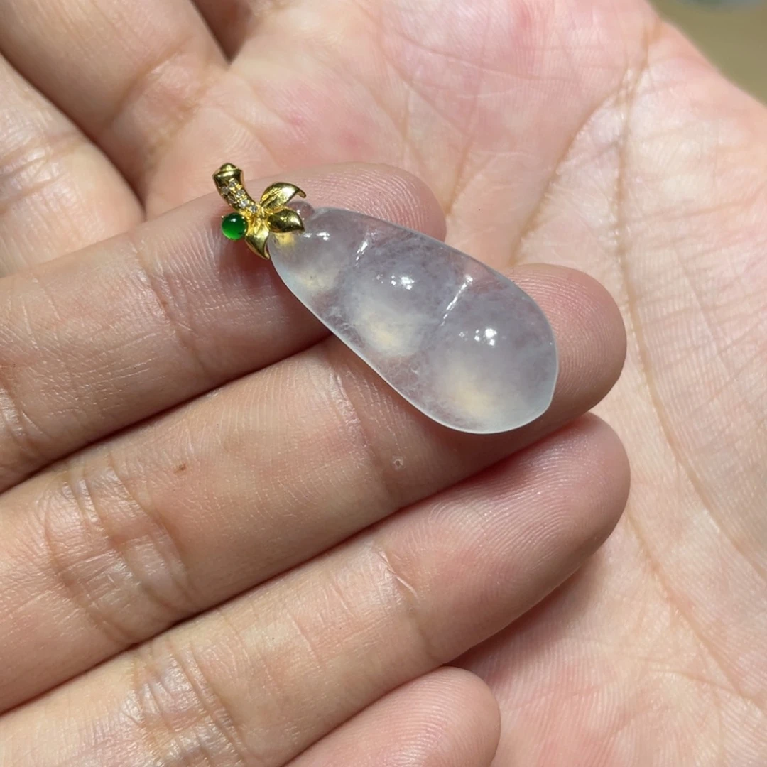 颈饰18K金镶嵌翡翠美*豆子