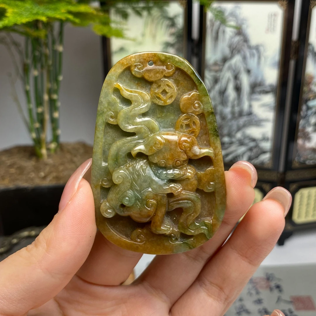 老料红加绿三彩复古瑞兽挂件 天然翡翠A货