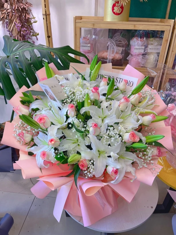 7只多头百合➕19只爱莎玫瑰，➕白色满天星，超大，熊抱花束