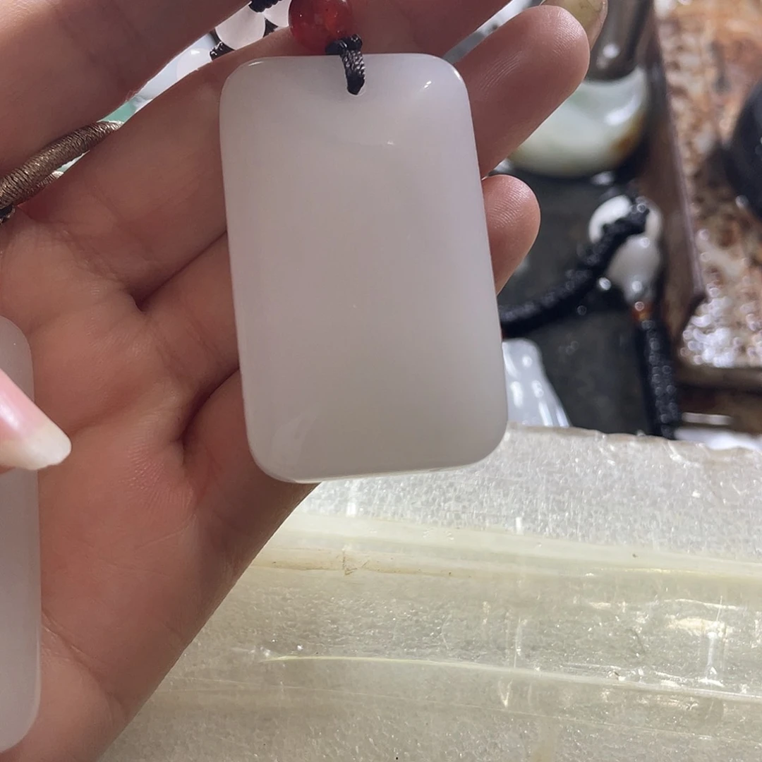 石英质玉未镶嵌颈饰薄****心