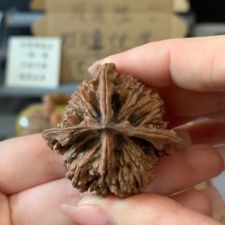 举***独吊坠文玩核桃异形单只，有瑕疵