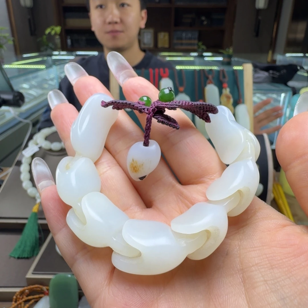 苏***牛未镶嵌和田玉挂件