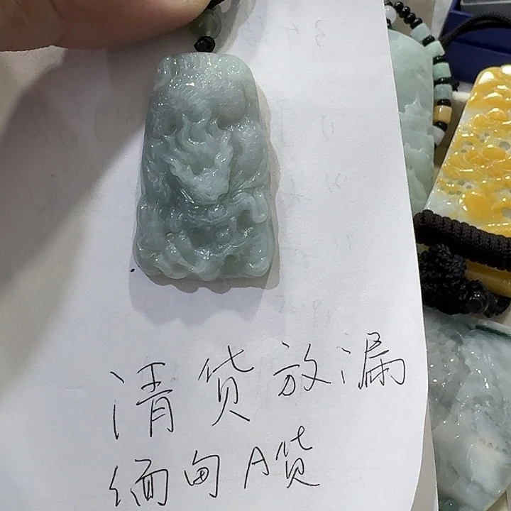 翡翠未镶嵌颈饰龙头