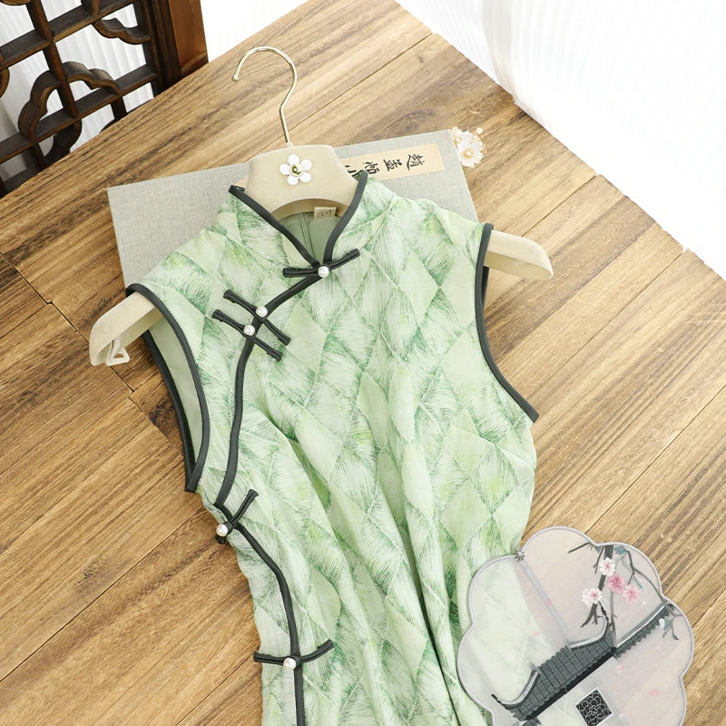 俏娘鱼2025夏季新款绿色素雅淑女范新中式无袖格子旗袍女日常可穿