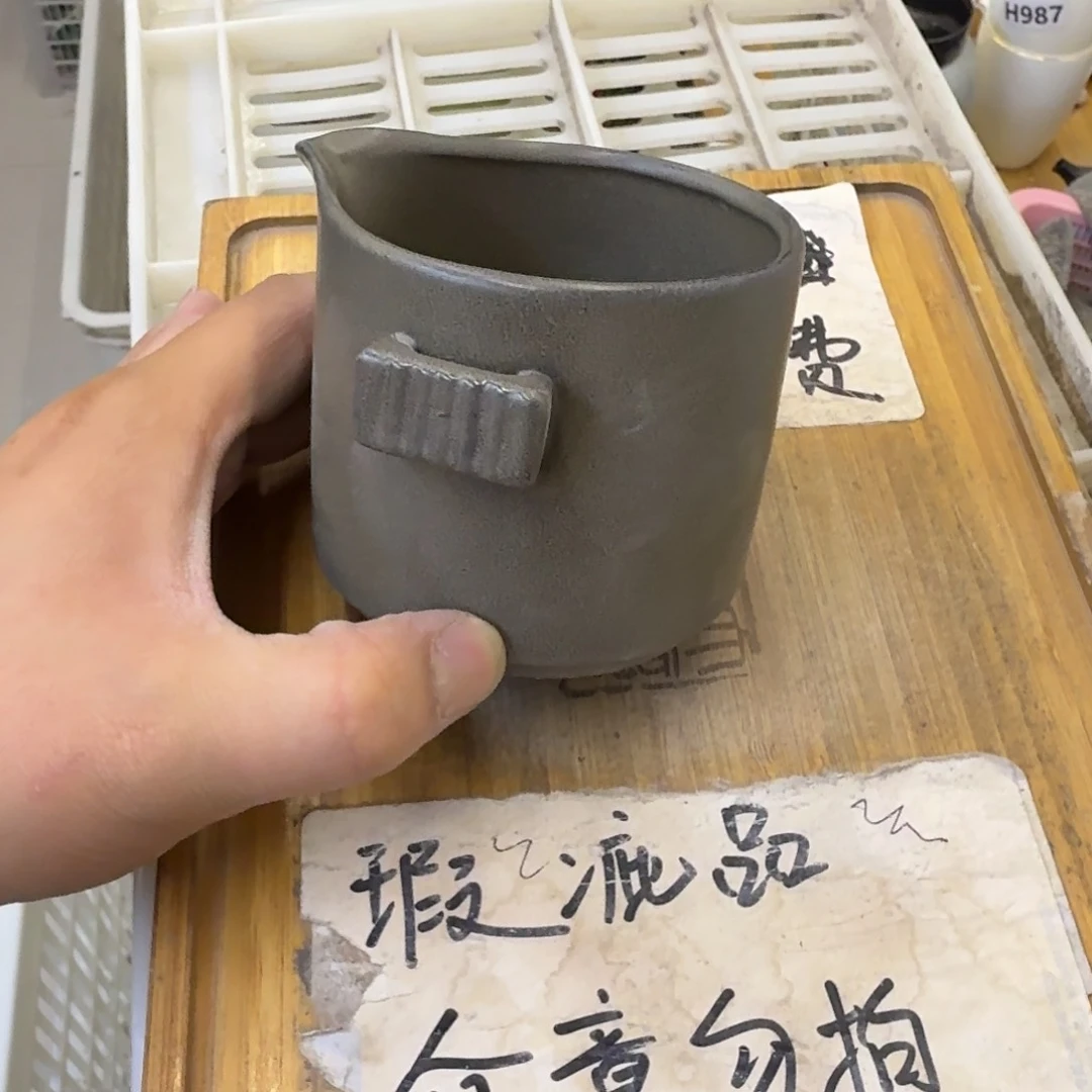 微瑕疵介意勿拍陶瓷器皿A