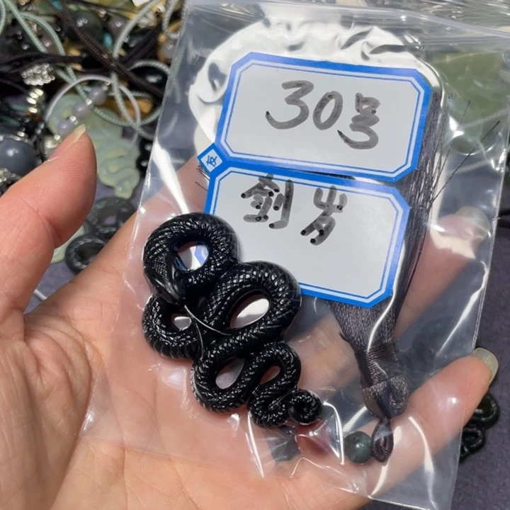 蛇纹石玉颈饰合金胡***巴