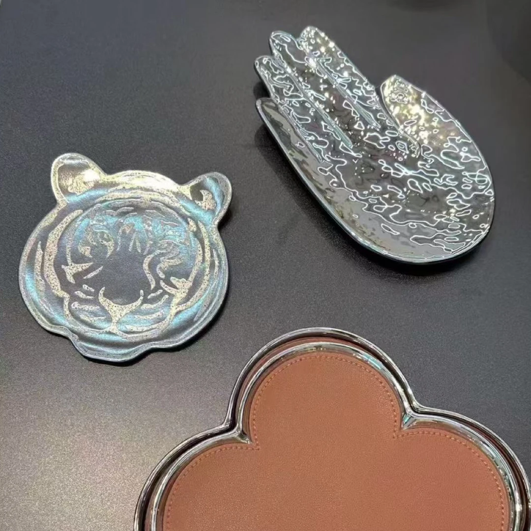 至上：现代轻奢金色浮雕老虎手掌造型桌面收纳盘卧室妆台装饰摆件