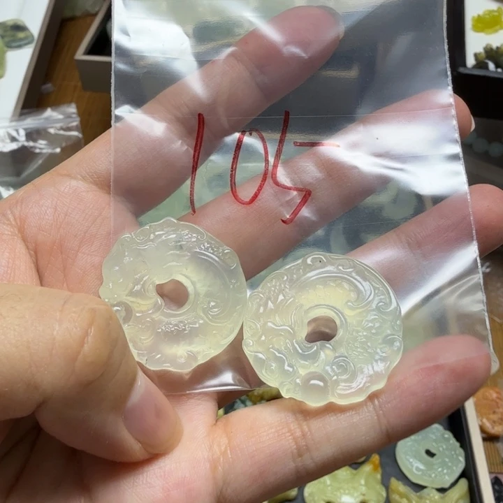 透闪石-蛇纹石玉吊坠未镶嵌